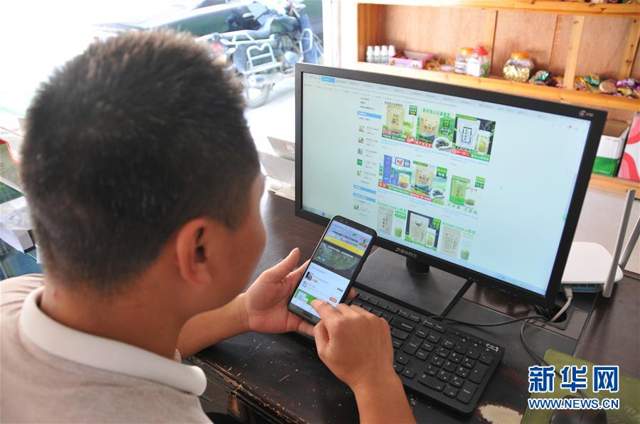 (在習(xí)近平新時代中國特色社會主義思想指引下——新時代新作為新篇章·總書記關(guān)心的百姓身邊事·圖文互動)(1)手機成為“新農(nóng)具” 莊戶人變“新店家”——農(nóng)村電商助力農(nóng)民豐收