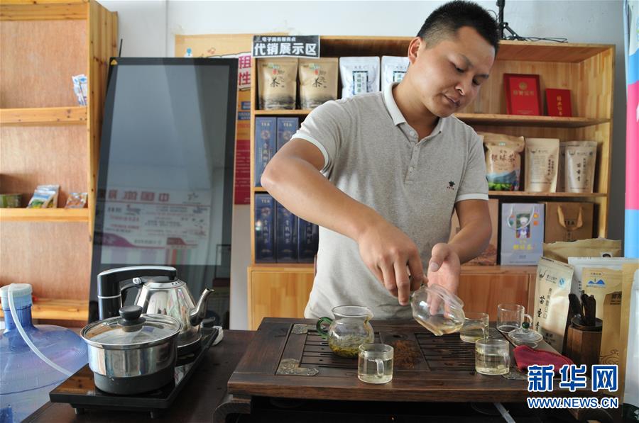 (在習(xí)近平新時代中國特色社會主義思想指引下——新時代新作為新篇章·總書記關(guān)心的百姓身邊事·圖文互動)(2)手機成為“新農(nóng)具” 莊戶人變“新店家”——農(nóng)村電商助力農(nóng)民豐收