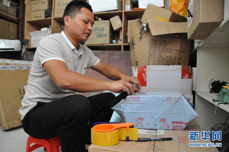 (在習(xí)近平新時代中國特色社會主義思想指引下——新時代新作為新篇章·總書記關(guān)心的百姓身邊事·圖文互動)(3)手機成為“新農(nóng)具” 莊戶人變“新店家”——農(nóng)村電商助力農(nóng)民豐收