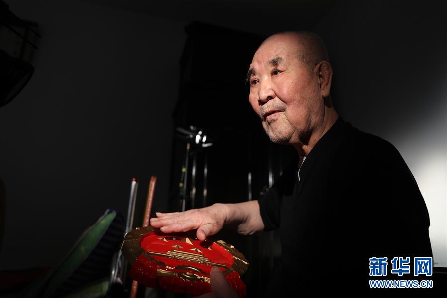 （圖文互動(dòng)）（1）難忘：第一枚金屬?lài)?guó)徽的金色記憶