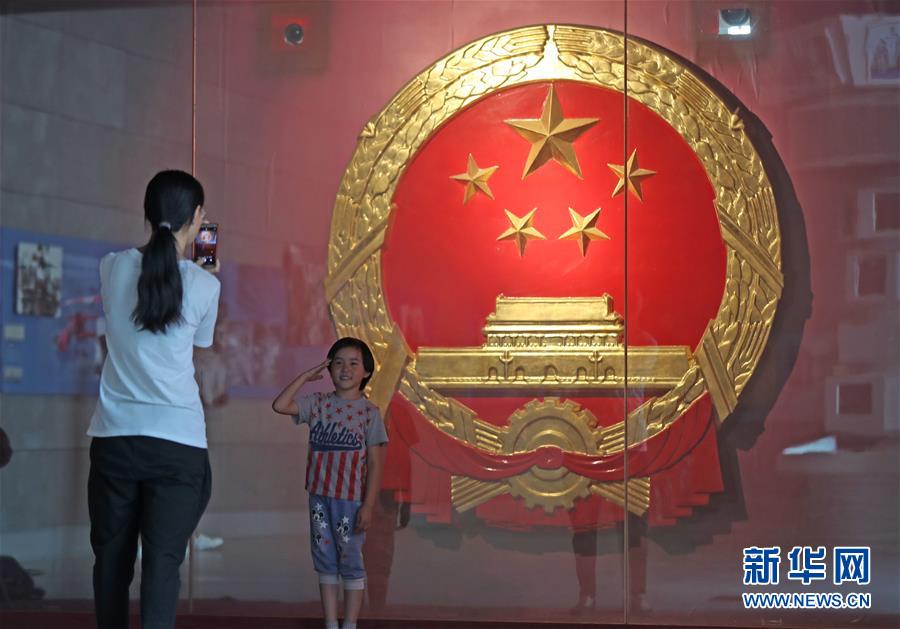 （圖文互動(dòng)）（3）難忘：第一枚金屬?lài)?guó)徽的金色記憶