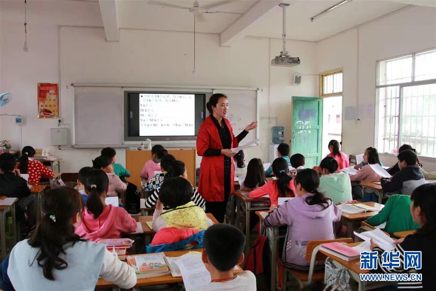 （圖文互動）（1）&ldquo;擔起山里娃沉甸甸的夢想&rdquo;&mdash;&mdash;記廣西大石山區(qū)小學教師蒙曉梅