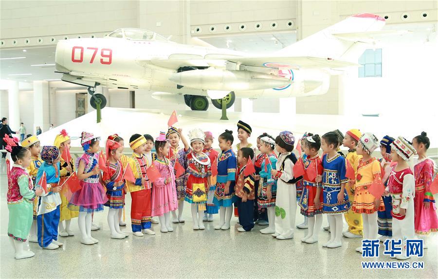 （人民空軍70年&middot;圖文互動(dòng)）（2）我愛(ài)祖國(guó)的藍(lán)天&mdash;&mdash;空軍強(qiáng)軍主題紀(jì)念封8張&ldquo;同框照&rdquo;背后的故事 