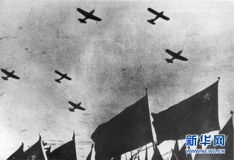 （新華全媒頭條&middot;人民空軍70年&middot;圖文互動）（1）陽光照耀奮飛的航程&mdash;&mdash;黨中央、中央軍委和習主席關心人民空軍建設發(fā)展紀實