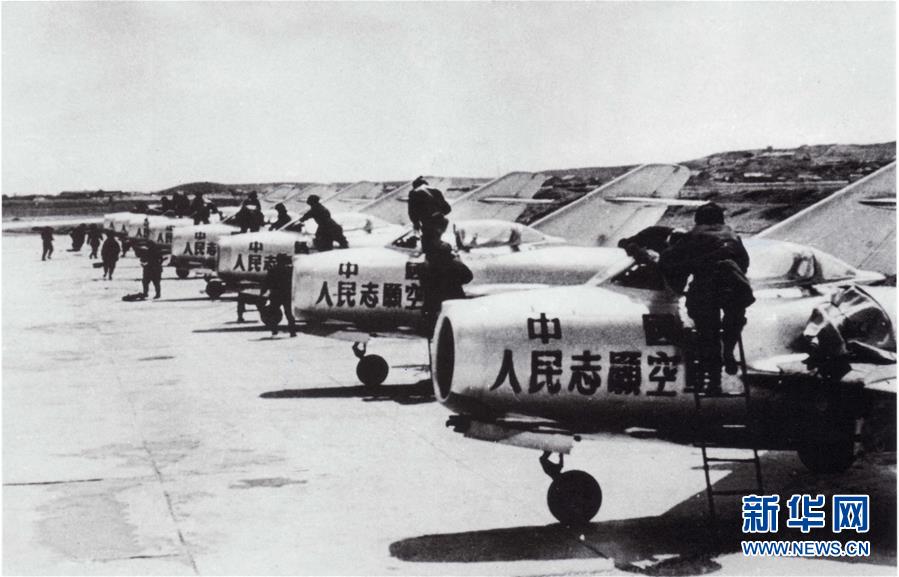 （新華全媒頭條&middot;人民空軍70年&middot;圖文互動）（3）陽光照耀奮飛的航程&mdash;&mdash;黨中央、中央軍委和習主席關心人民空軍建設發(fā)展紀實