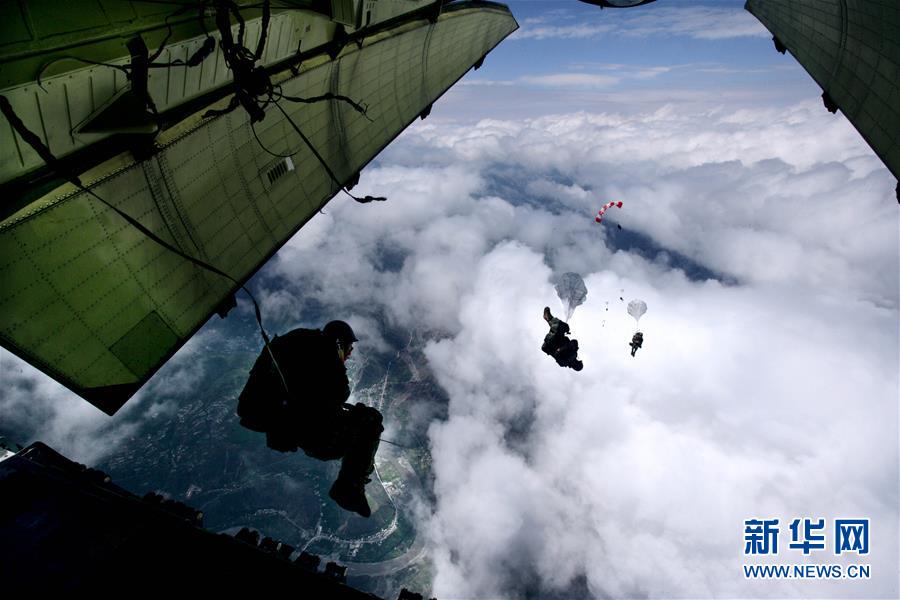 （新華全媒頭條&middot;人民空軍70年&middot;圖文互動）（12）陽光照耀奮飛的航程&mdash;&mdash;黨中央、中央軍委和習主席關心人民空軍建設發(fā)展紀實
