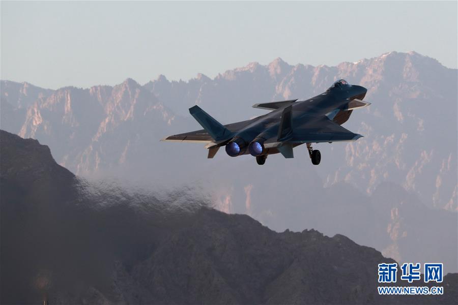 （新華全媒頭條&middot;人民空軍70年&middot;圖文互動）（14）陽光照耀奮飛的航程&mdash;&mdash;黨中央、中央軍委和習主席關心人民空軍建設發(fā)展紀實