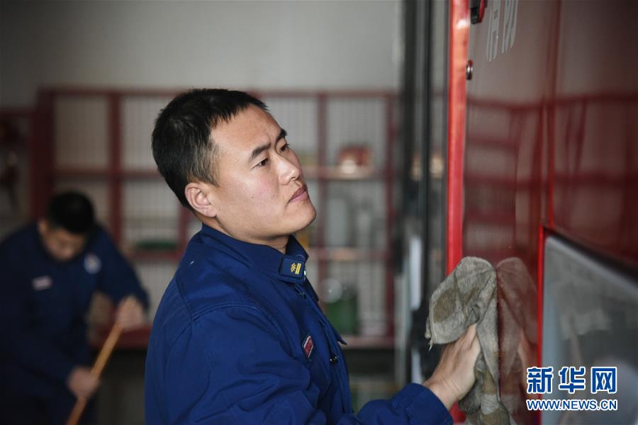 (走基層 聽民聲·圖文互動(dòng))(3)皚皚白雪中的一抹“火焰藍(lán)”——走近中國最北消防員