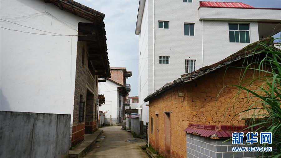 （新華全媒頭條&middot;圖文互動(dòng)）（1）守望80年的土房 永恒不變的初心&mdash;&mdash;贛南蘇區(qū)曹承鳳家&ldquo;三棟房&rdquo;記事