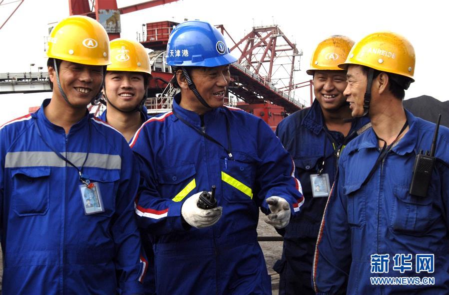 （愛(ài)國(guó)情 奮斗者&middot;圖文互動(dòng)）（3）錨定無(wú)悔奮進(jìn)的航向&mdash;&mdash;記港口創(chuàng)新路上的&ldquo;藍(lán)領(lǐng)專(zhuān)家&rdquo;孔祥瑞