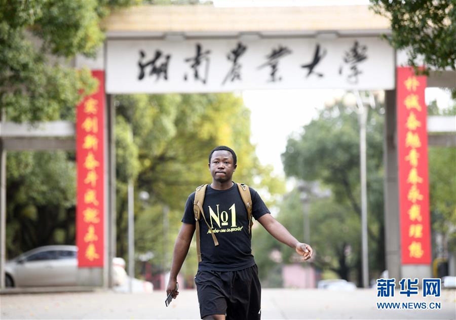 (在習(xí)近平新時代中國特色社會主義思想指引下——新時代新作為新篇章·總書記關(guān)切開放事·圖文互動)(9)來中國“學(xué)種地”的“洋學(xué)生”