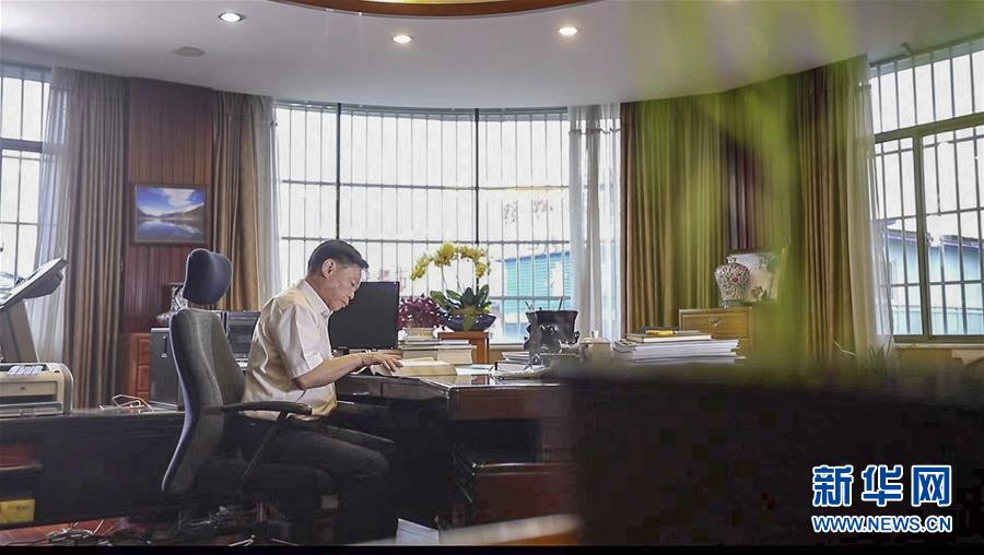 （新華全媒頭條&middot;時(shí)代先鋒&middot;圖文互動(dòng)）（6）&ldquo;要把論文寫在大地上&rdquo;&mdash;&mdash;記&ldquo;農(nóng)民院士&rdquo;朱有勇