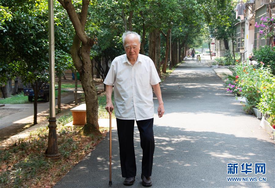 （新華全媒頭條&middot;圖文互動(dòng)）（9）滄海橫流 信仰彌堅(jiān)&mdash;&mdash;記共產(chǎn)黨員、湘潭大學(xué)九旬教授滄南