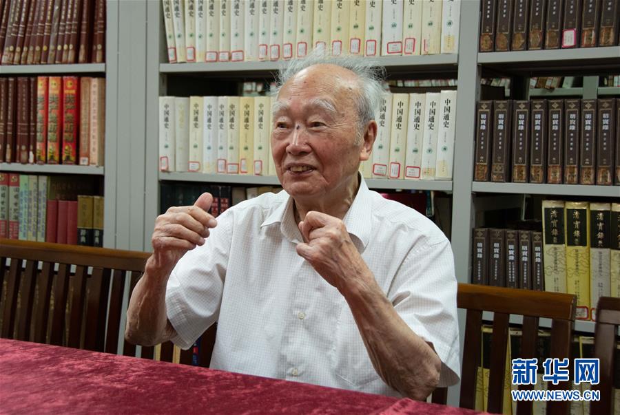 （新華全媒頭條&middot;圖文互動(dòng)）（5）滄海橫流 信仰彌堅(jiān)&mdash;&mdash;記共產(chǎn)黨員、湘潭大學(xué)九旬教授滄南