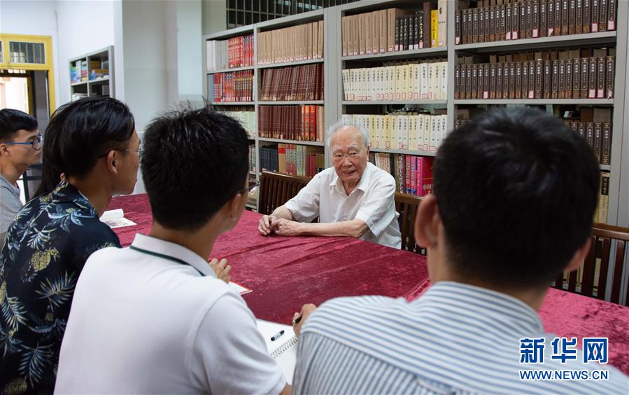 （新華全媒頭條&middot;圖文互動(dòng)）（4）滄海橫流 信仰彌堅(jiān)&mdash;&mdash;記共產(chǎn)黨員、湘潭大學(xué)九旬教授滄南