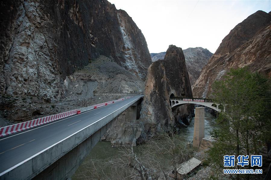 （新華全媒頭條&middot;圖文互動）（8）格?；ㄩ_滿天路&mdash;&mdash;寫在川藏公路通車65周年之際