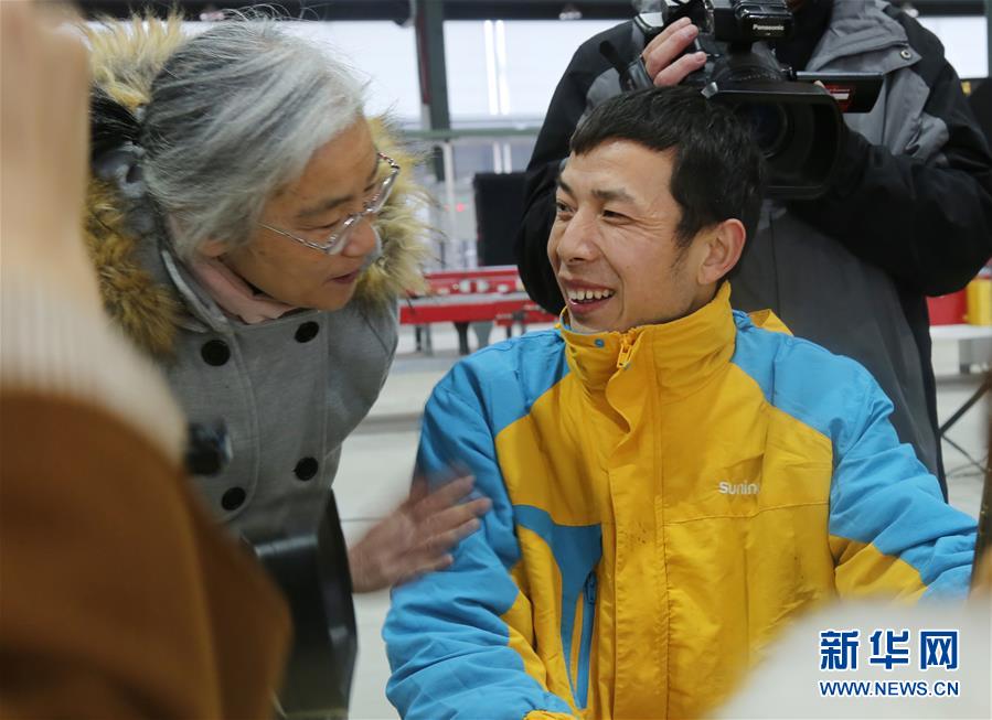 （圖文互動(dòng)）（2）特寫：全國道德模范為&ldquo;快遞小哥&rdquo;送&ldquo;愛心禮包&rdquo;