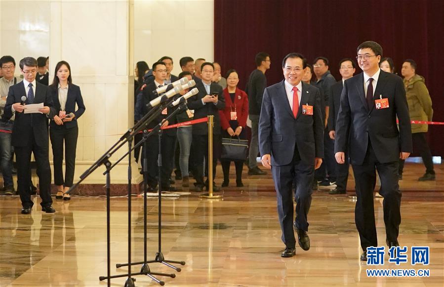 （兩會(huì)&middot;面對(duì)面）（13）全國(guó)人大代表接受采訪