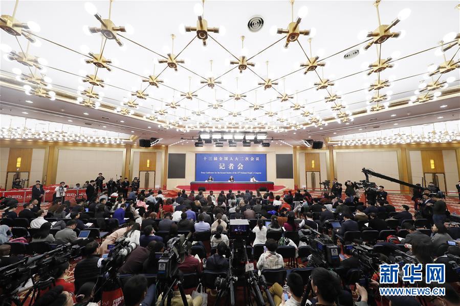 （兩會&middot;XHDW）（1）國務(wù)院扶貧辦主任劉永富就&ldquo;攻堅(jiān)克難&mdash;&mdash;堅(jiān)決打贏脫貧攻堅(jiān)戰(zhàn)&rdquo;答記者問