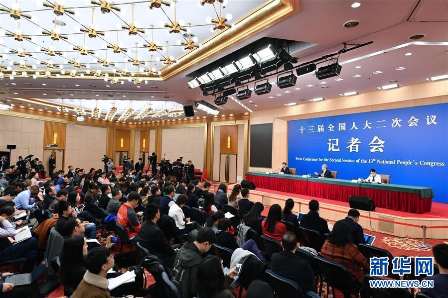 （兩會(huì)&middot;XHDW）（2）國(guó)務(wù)院扶貧辦主任劉永富就&ldquo;攻堅(jiān)克難&mdash;&mdash;堅(jiān)決打贏脫貧攻堅(jiān)戰(zhàn)&rdquo;答記者問(wèn)