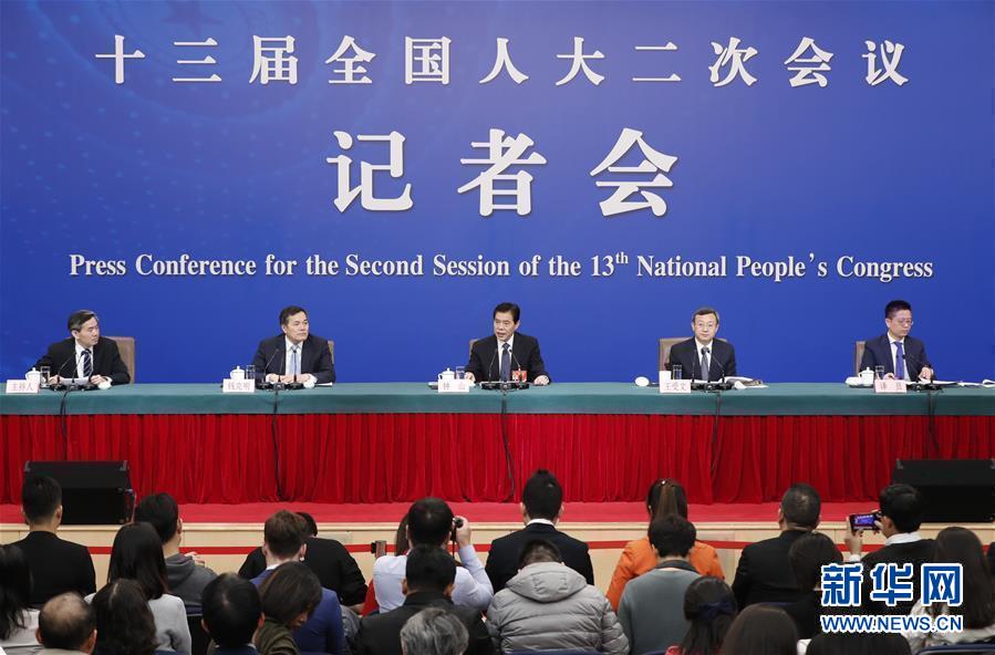 (兩會(huì)·XHDW)(1)商務(wù)部部長(zhǎng)鐘山等就“促進(jìn)形成強(qiáng)大國(guó)內(nèi)市場(chǎng) 推動(dòng)全方位對(duì)外開放”答記者問