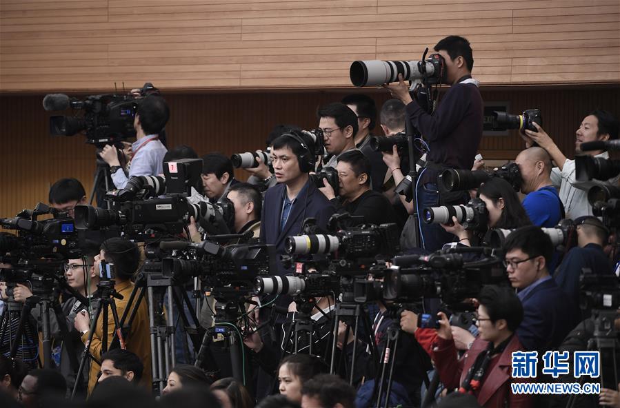 （兩會&middot;XHDW）（9）商務(wù)部部長鐘山等就&ldquo;促進形成強大國內(nèi)市場 推動全方位對外開放&rdquo;答記者問