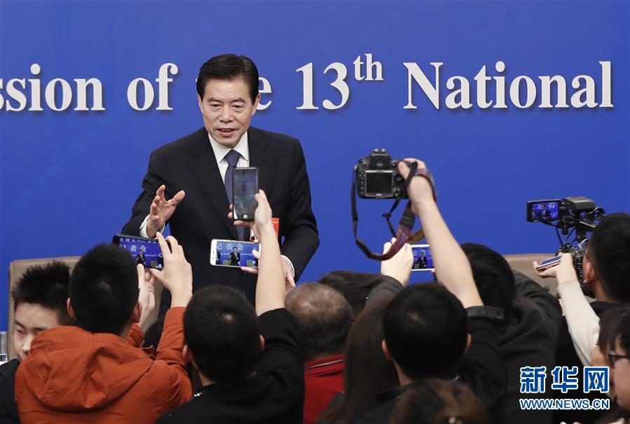 （兩會&middot;XHDW）（12）商務部部長鐘山等就&ldquo;促進形成強大國內市場 推動全方位對外開放&rdquo;答記者問