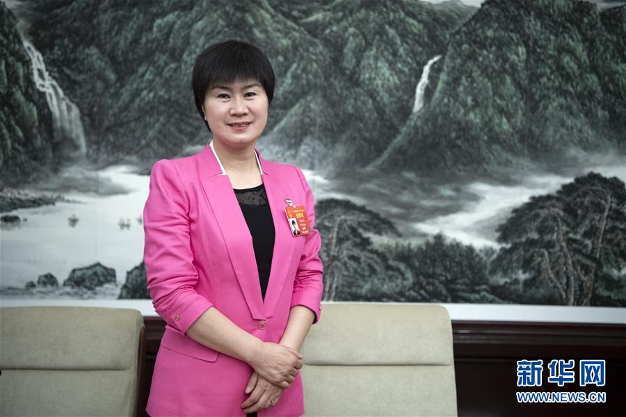 (兩會(huì)·圖片故事)(10)全國人大代表馬恒燕:讓城鄉(xiāng)學(xué)生共享“互聯(lián)網(wǎng)+教育”優(yōu)質(zhì)資源