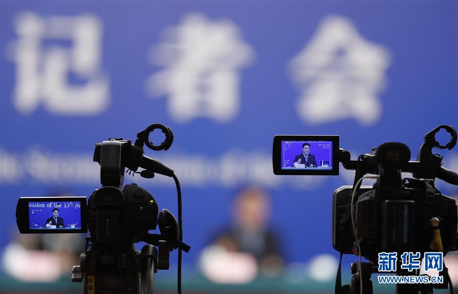 （兩會(huì)&middot;XHDW）（14）最高人民法院審判委員會(huì)副部級(jí)專職委員劉貴祥等就&ldquo;攻堅(jiān)&lsquo;基本解決執(zhí)行難&rsquo;&rdquo;答記者問