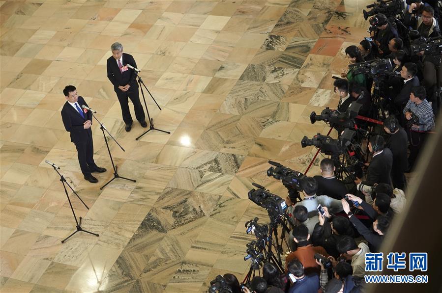 （兩會(huì)&middot;面對(duì)面&middot;XHDW）（18）全國(guó)政協(xié)委員接受采訪