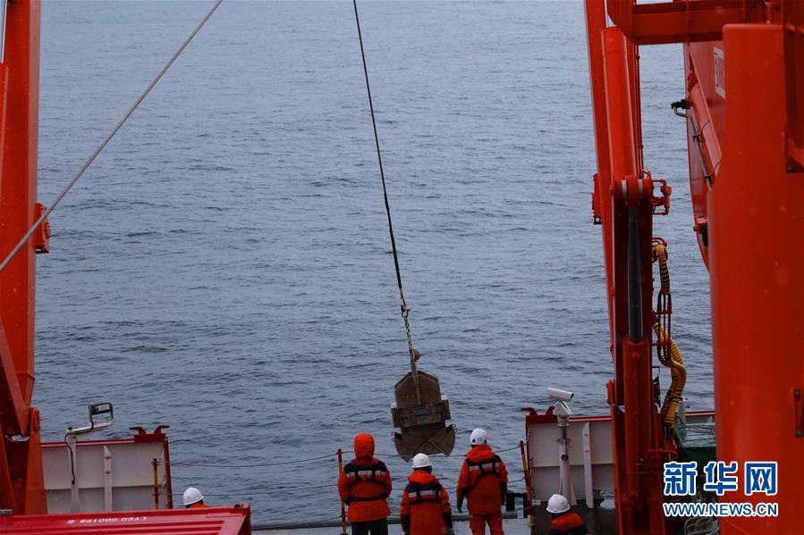 (“雪龍”探南極·圖文互動(dòng))(6)中國(guó)南極考察隊(duì)順利完成宇航員海綜合科考