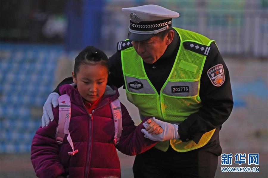 （新春走基層&middot;圖文互動(dòng)）（1）老楊貓腰護(hù)學(xué)：20米走了33年