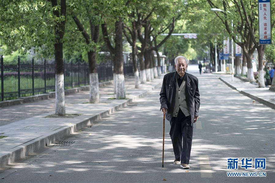 （今日關(guān)注&middot;科技獎(jiǎng)勵(lì)大會(huì)&middot;圖文互動(dòng)）（4）此生屬于祖國，此生無怨無悔&mdash;&mdash;隱身30年的中國核潛艇先驅(qū)黃旭華