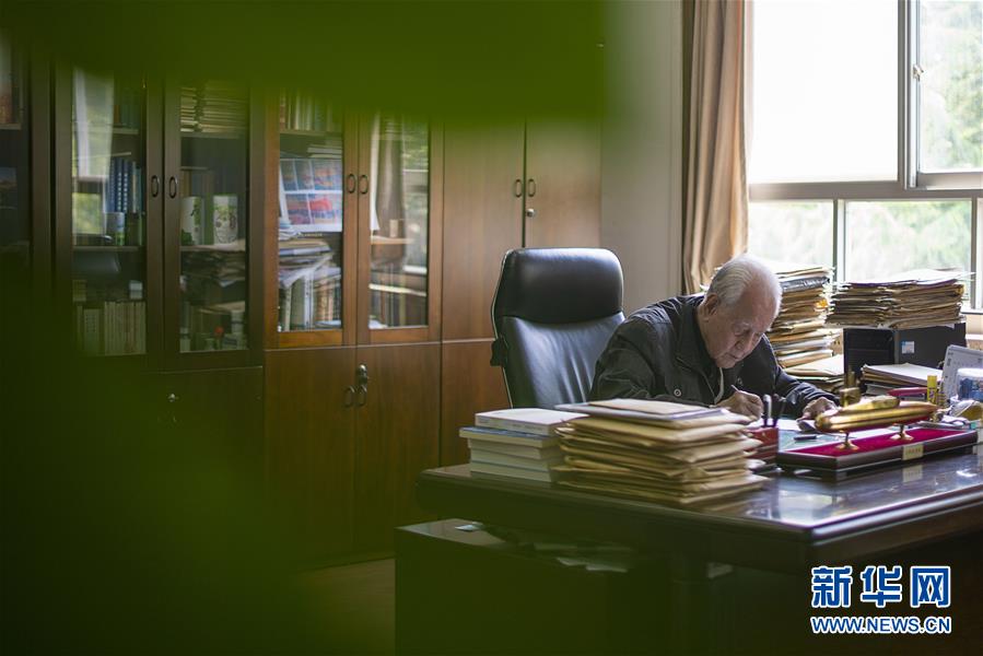 （今日關(guān)注&middot;科技獎(jiǎng)勵(lì)大會(huì)&middot;圖文互動(dòng)）（5）此生屬于祖國，此生無怨無悔&mdash;&mdash;隱身30年的中國核潛艇先驅(qū)黃旭華