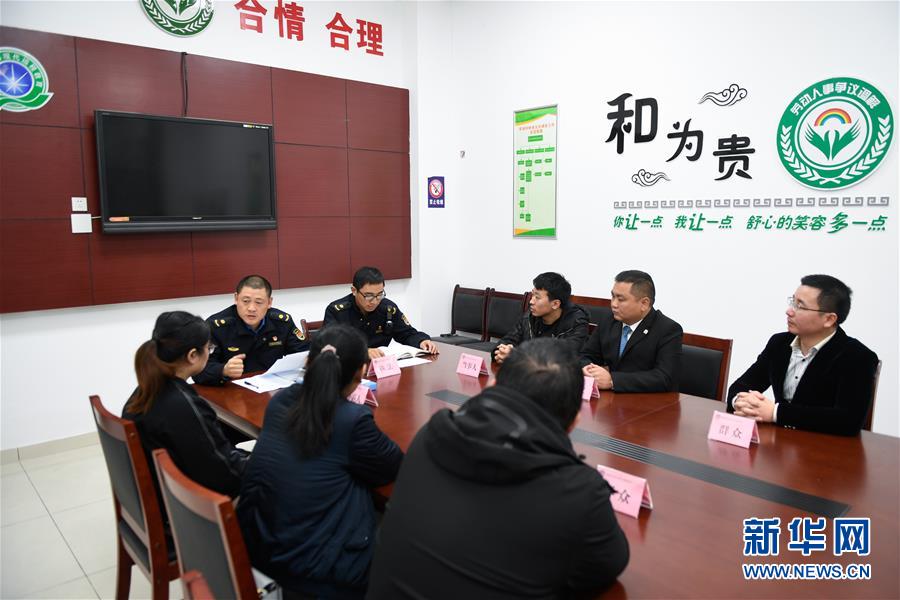 （新華全媒頭條&middot;圖文互動(dòng)）（10）為基層松綁減負(fù)　促干部擔(dān)當(dāng)作為&mdash;&mdash;以習(xí)近平同志為核心的黨中央推進(jìn)&ldquo;基層減負(fù)年&rdquo;工作綜述