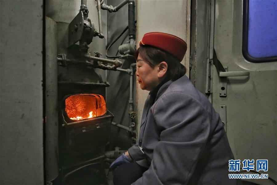 （新春走基層&middot;圖文互動(dòng)）（2）小康路上，與&ldquo;小慢車&rdquo;同行&mdash;&mdash;長(zhǎng)白山區(qū)綠皮火車二三事