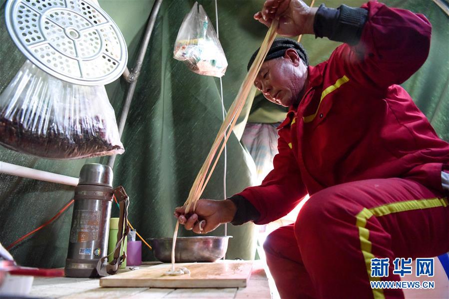 （新春走基層&middot;圖文互動）（7）大漠中，一頂帳篷守歲五年