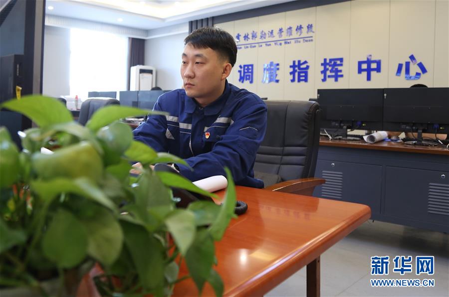 （新春走基層&middot;圖文互動(dòng)）煤海深處運(yùn)煤忙