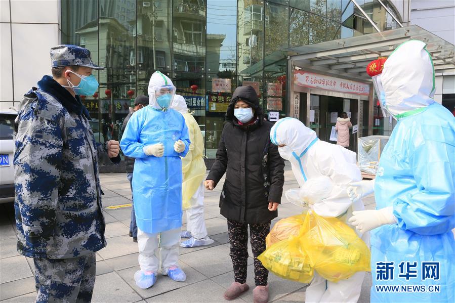 （新華全媒頭條&middot;圖文互動）（1）黨旗，高高飄揚(yáng)在防控疫情斗爭第一線&mdash;&mdash;各級黨組織和廣大黨員干部投身疫情防控阻擊戰(zhàn)紀(jì)實(shí)