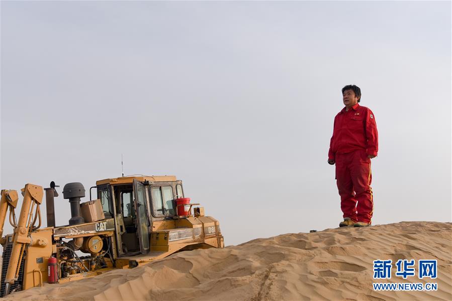 （新春走基層&middot;圖文互動）（1）特寫：與車為伴，獨(dú)行沙海