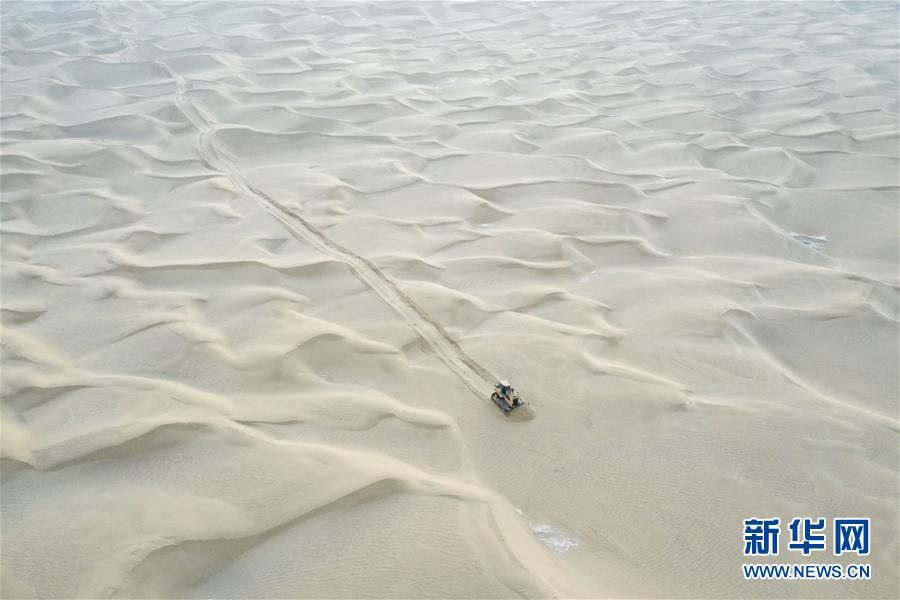 （新春走基層&middot;圖文互動）（2）特寫：與車為伴，獨(dú)行沙海