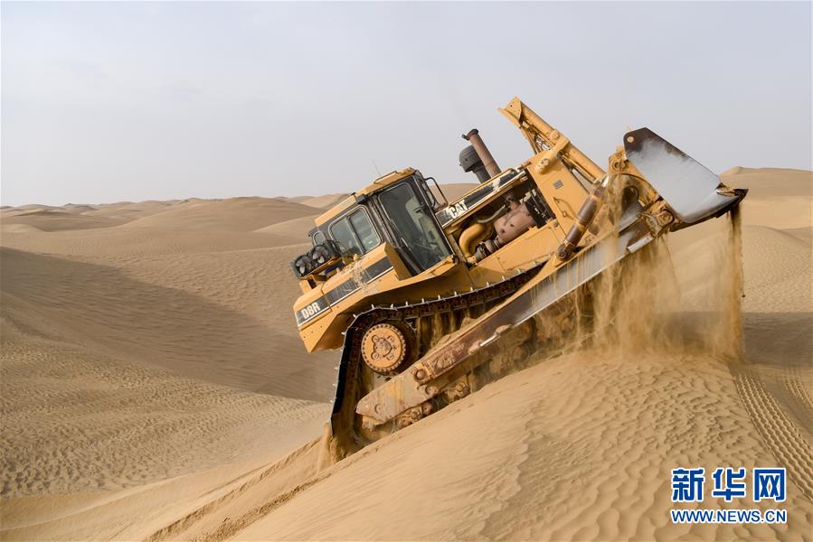 （新春走基層&middot;圖文互動）（3）特寫：與車為伴，獨(dú)行沙海