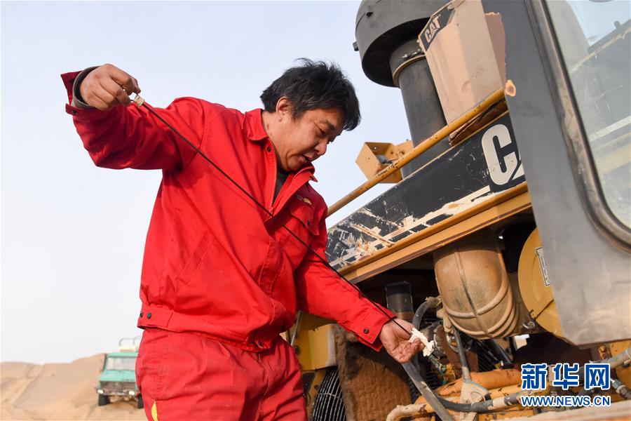 （新春走基層&middot;圖文互動）（4）特寫：與車為伴，獨(dú)行沙海