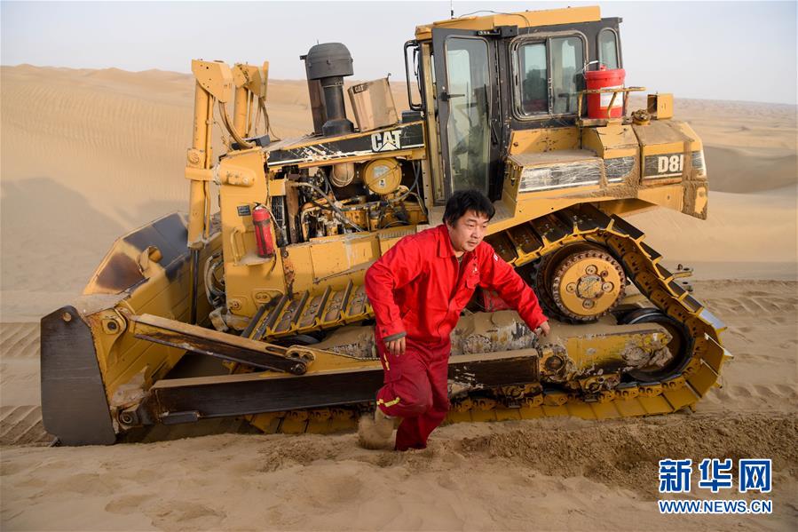 （新春走基層&middot;圖文互動）（5）特寫：與車為伴，獨(dú)行沙海