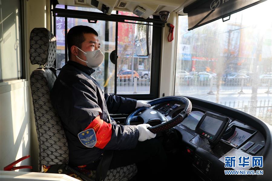 （聚焦疫情防控&middot;圖文互動(dòng)）（1）疫情下的公交司機(jī)：只要有一名乘客，我們也要堅(jiān)守！