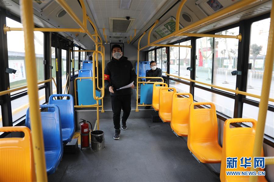 （聚焦疫情防控&middot;圖文互動(dòng)）（2）疫情下的公交司機(jī)：只要有一名乘客，我們也要堅(jiān)守！