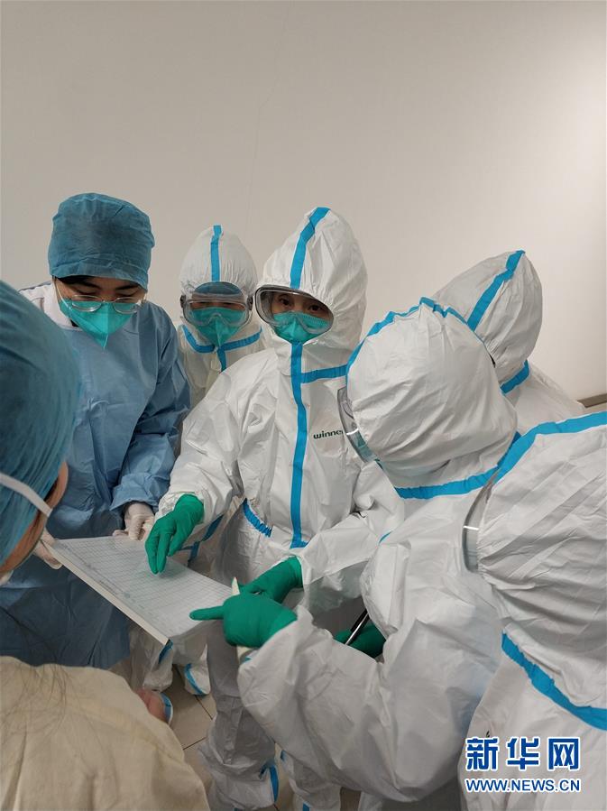 （新華全媒頭條&middot;圖文互動(dòng)）（4）戰(zhàn)紅區(qū)！&mdash;&mdash;發(fā)生在武漢抗疫隔離病房內(nèi)的故事