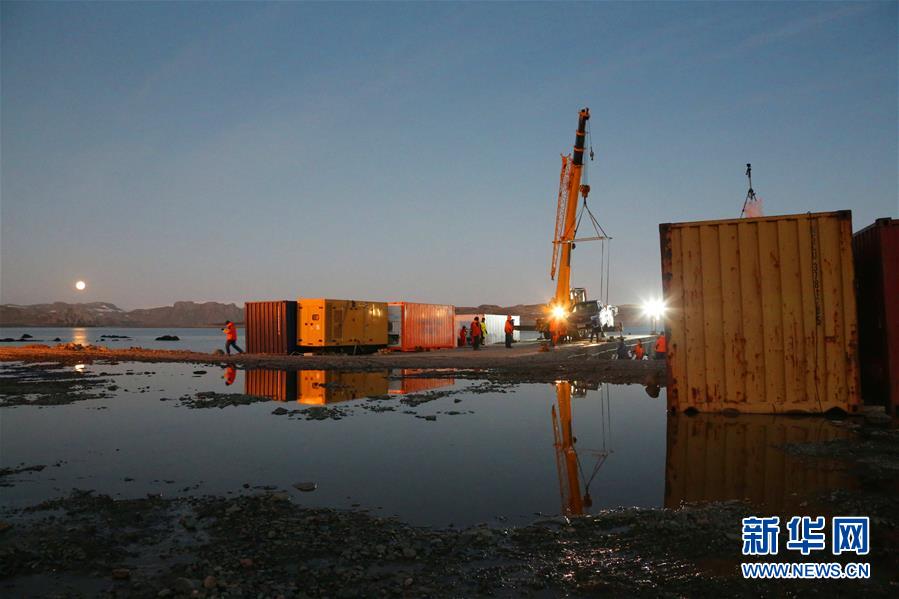 (“雪龍”探南極·圖文互動(dòng))(5)“雪龍2”號(hào)開始南極長(zhǎng)城站首次卸貨