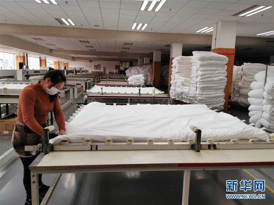 （來(lái)自經(jīng)濟(jì)前沿的故事&middot;企業(yè)復(fù)工復(fù)產(chǎn)&middot;圖文互動(dòng)）（1）&ldquo;開門紅包&rdquo;變&ldquo;消毒迎門&rdquo;&mdash;&mdash;長(zhǎng)沙高新區(qū)一家企業(yè)復(fù)工的&ldquo;拼勁&rdquo;