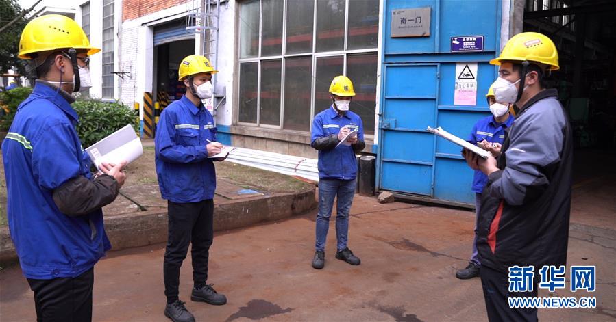 （來自經(jīng)濟前沿的故事&middot;企業(yè)復(fù)工復(fù)產(chǎn)&middot;圖文互動）（3）戴口罩、測體溫進公司&mdash;&mdash;廣西柳工復(fù)工見聞